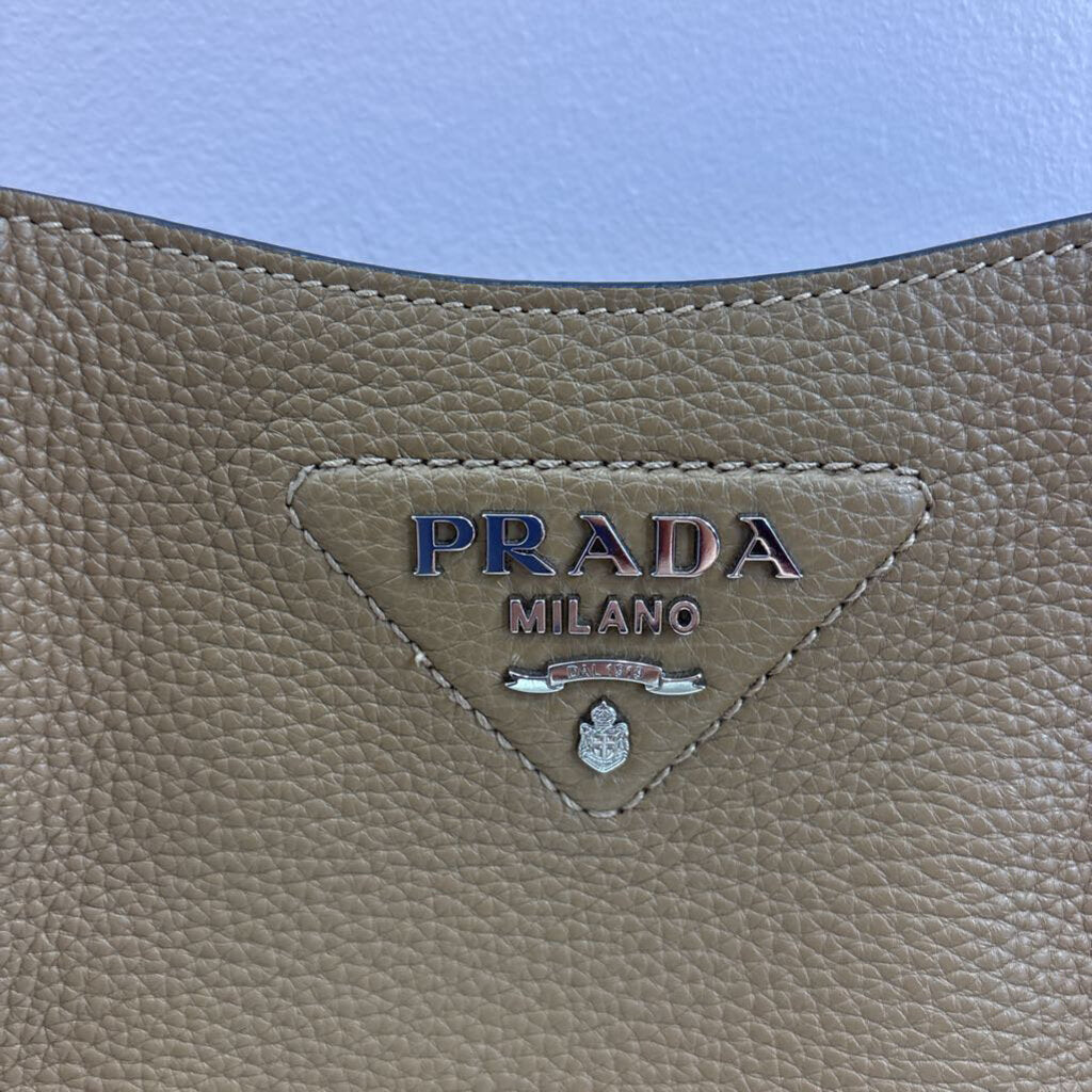 Prada -R BAG tan